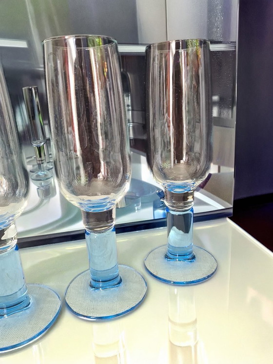 Image 1 of 6 copas de champán Bormioli Rocco Italy, con tallo y base azules.