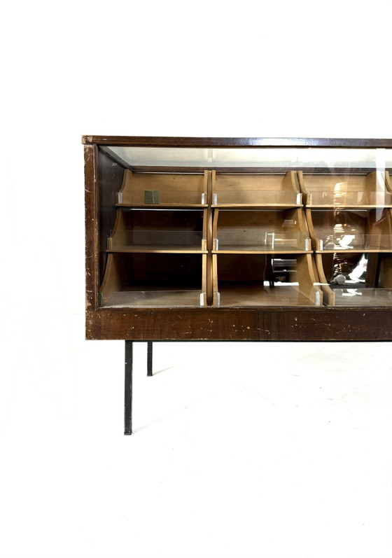 Image 1 of Vintage eikenhouten winkelvitrine/toonbank, Duitsland ‘50