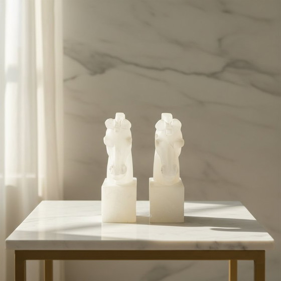 Image 1 of Witte onyx - Vintage boekensteunen met paardenhoofd