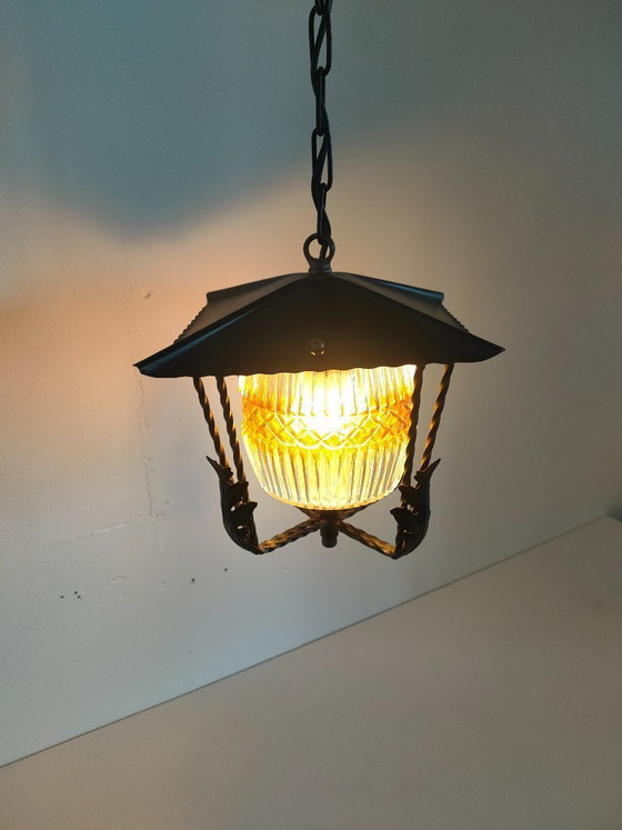 Image 1 of Lampada a sospensione a lanterna con vetro scanalato bianco ambrato.