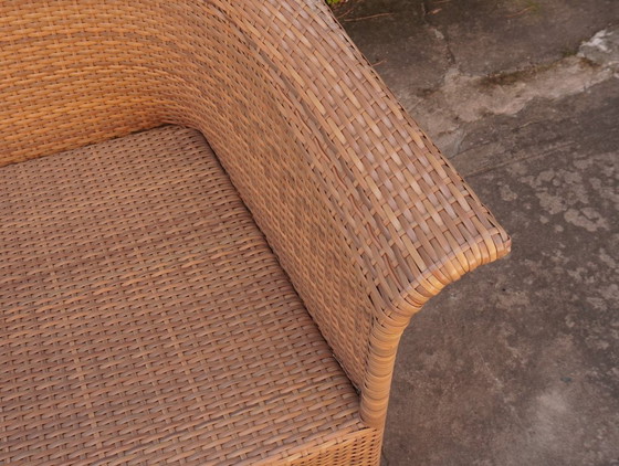 Image 1 of DEDON - tuinset, bestaande uit een tweezitsbank, een fauteuil en een salontafel.