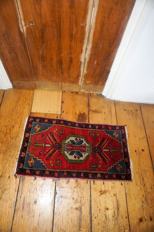 vintage small red persian rug * hand-knotted wool accent rug * geometric floral medallion * boho entryway mat * 56x95cm