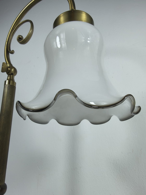 Image 1 of Lampada da tavolo vintage in ottone con paralume in vetro opalino e braccio decorativo classico