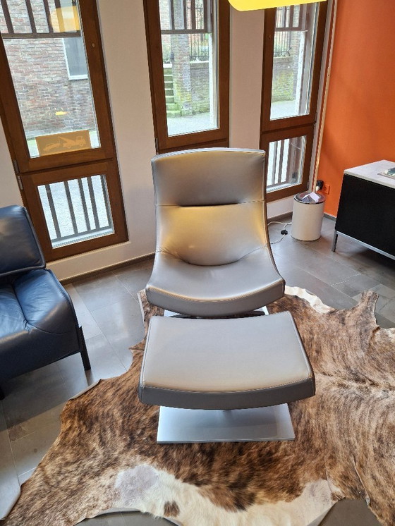 Image 1 of Sillón Cassina con otomana.