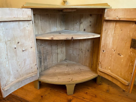 Image 1 of Credenza angolare del XIX secolo Credenza da cucina con ante sferiche