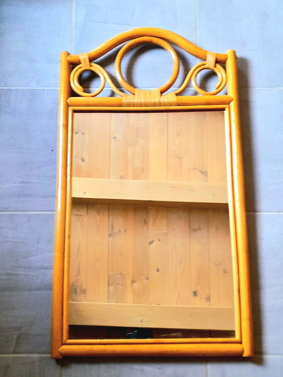 Image 1 of Espejo de madera curvada y ratán