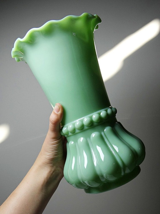 Image 1 of Große antike, geformte Vase aus jadegrünem Opalinkristall, ca. 1900-1930