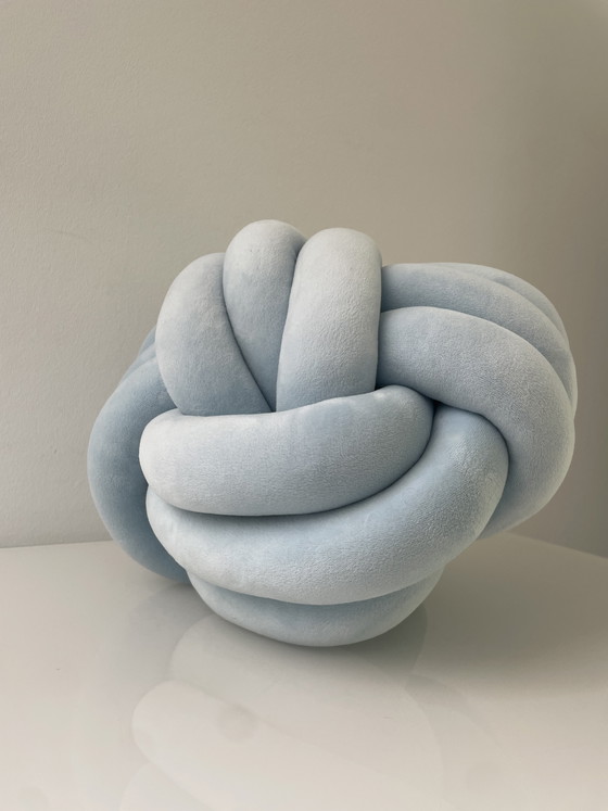 Image 1 of Cuscino con nodo intrecciato in velluto azzurro