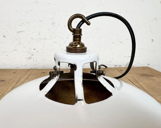 Image 1 of Industriële witte geëmailleerde fabriekshanglamp, jaren 60