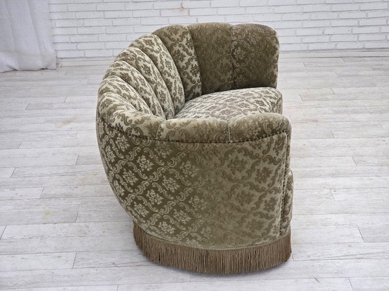 Image 1 of Sofá curvo danés de 2 plazas de los años 60, tapizado en terciopelo verde claro.