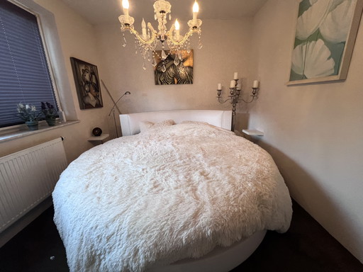 Rundes Designerbett 220 cm – weißes Kunstleder – Luxusmatratze