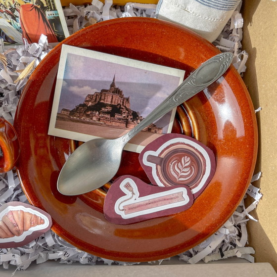 Mystery Box Vintage – Cioccolata Calda Bistrot Parisien | Tazza Antica, Libro Misterioso, Tovagliolo & (photo 6 of 12)