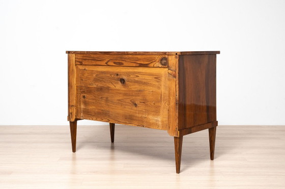 Biedermeier commode met twee lades van notenhout met Franse lakafwerking, Duitsland, circa 1850 – Ladekasten (photo 15 of 15)