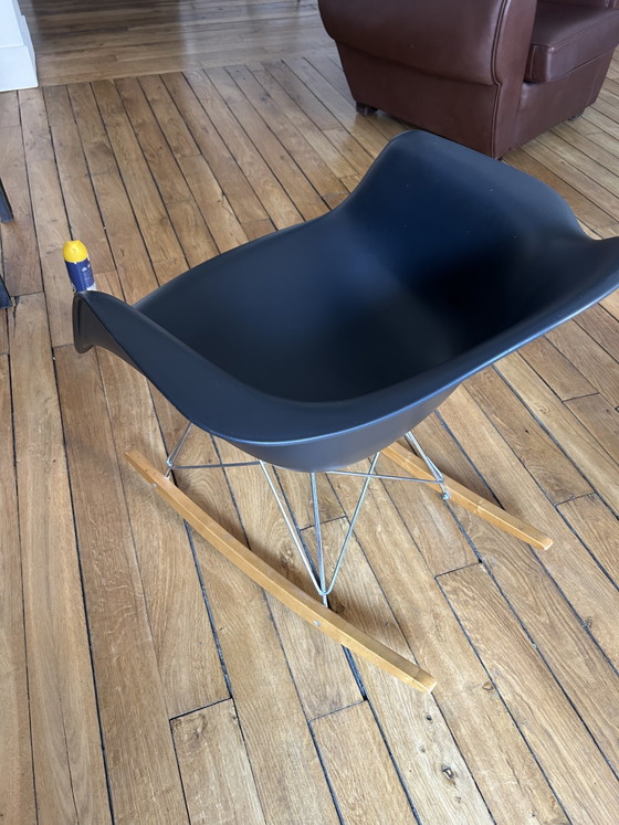 Image 1 of Authentieke Eames schommelstoel – Zwart & Hout – In zeer goede staat