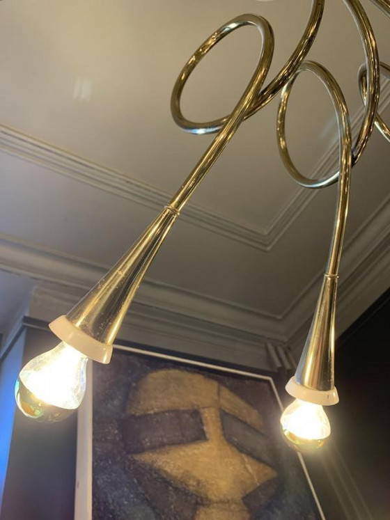 Lampadario 'Hunting Trumpets' a 10 bracci in ottone dorato e metallo laccato bianco di Stilnovo, anni '50 (photo 4 of 9)
