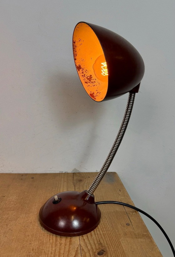 Image 1 of Lampe de table vintage en bakélite brune à col de cygne, années 1950