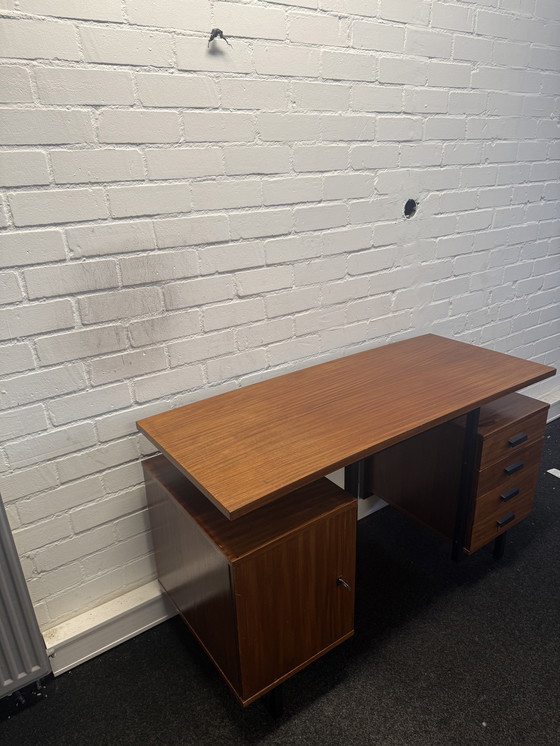 Image 1 of Bureau vintage design milieu du siècle, placage teck années 1960