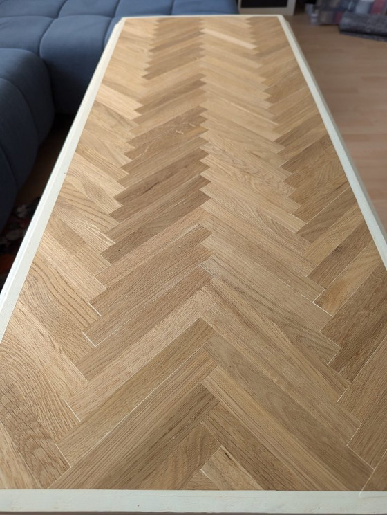 Image 1 of Pezzo unico realizzato a mano: tavolino da caffè con parquet in rovere a spina di pesce e curve eleganti