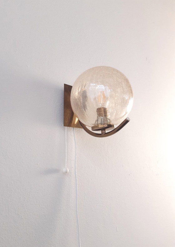 Image 1 of Lampada da parete vintage Richard Essig con paralume a sfera in ottone e vetro ghiacciato, lampada da parete mcm