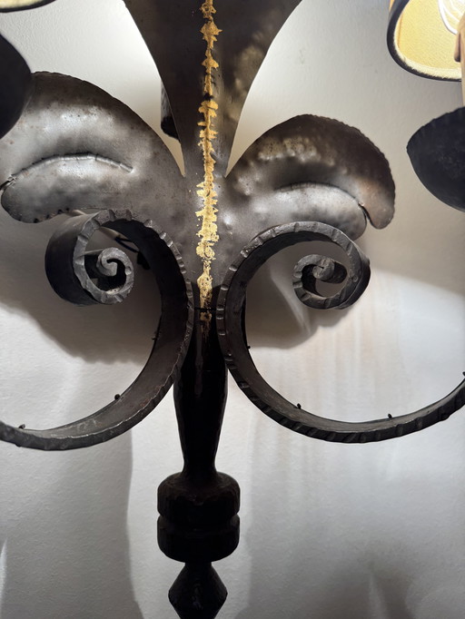 Gran aplique de pared de hierro forjado con flor de lis de la década de 1960