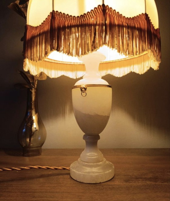 Image 1 of Lampada in alabastro e ottone in stile Luigi XVI, paralume a cupola in raso, 1950