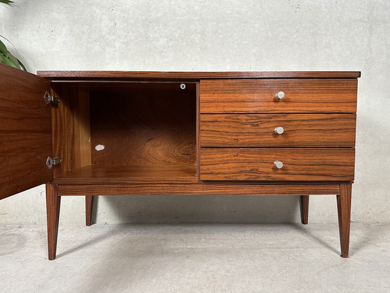 Image 1 of Credenza in noce in stile moderno di metà secolo