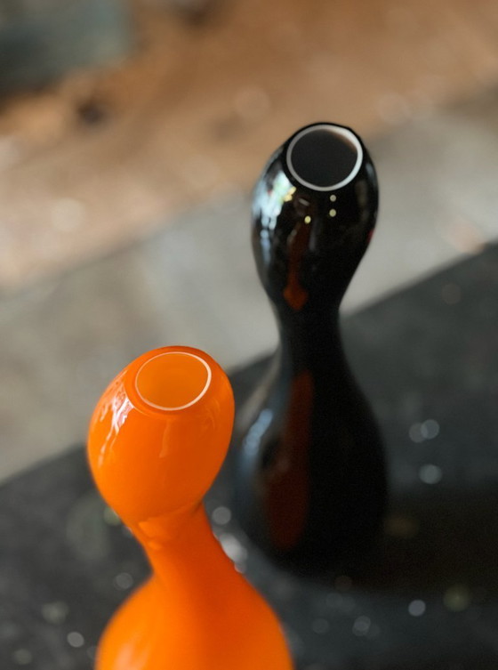 Image 1 of twee grote vintage glazen vazen (60 cm) – oranje & zwart