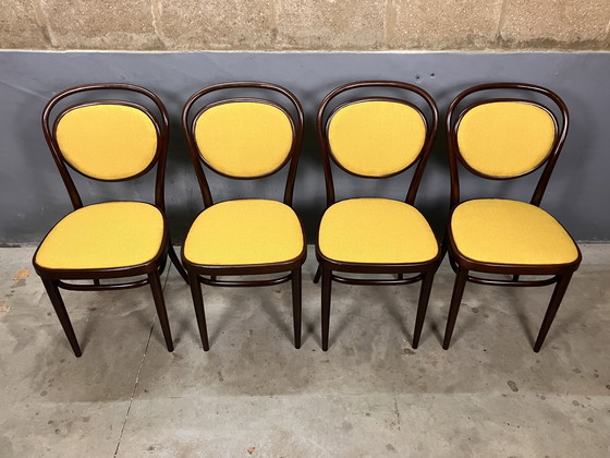 Image 1 of Thonet 215 madera curvada amarilla recién tapizada