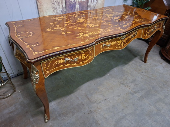 Image 1 of Bureau ancien de style baroque, orné d'incrustations. Dimensions : 200 x 85 cm et 79 cm de hauteur.