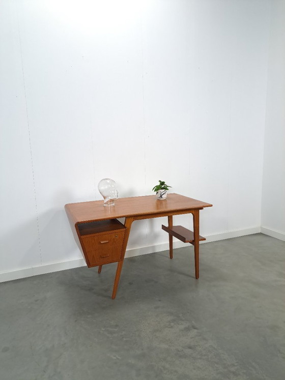 Image 1 of Teak vrijstaand partner bureau met schuine vormen, lades en extra uitschuifbaar werkblad