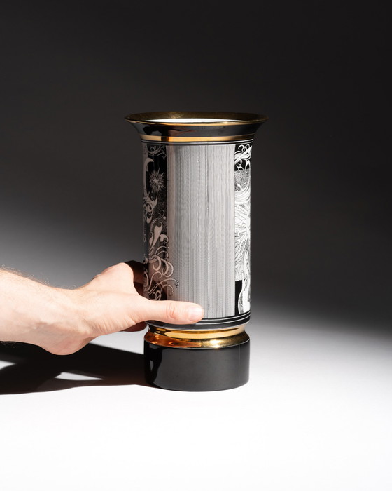 Image 1 of Hollóháza Porzellan, 26 cm hohe Vase mit schwarz-weißer Grafik und Goldakzenten, Ungarn