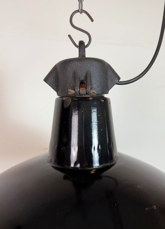 Image 1 of Industriële zwarte geëmailleerde fabriekslamp met gietijzeren bovenkant, jaren 50