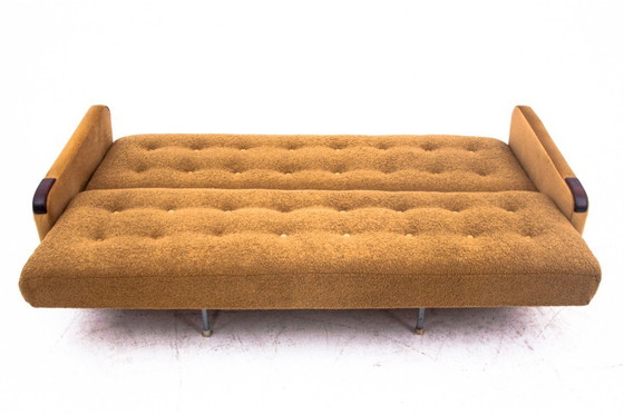 Image 1 of Gelbes Bouclé-Sofa aus der Mitte des Jahrhunderts, Dänemark, 1960er Jahre.