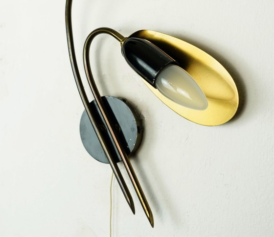 Image 1 of paar wandlampen uit de jaren 50 in mid-century stijl, gemaakt van messing en zwart metaal.
