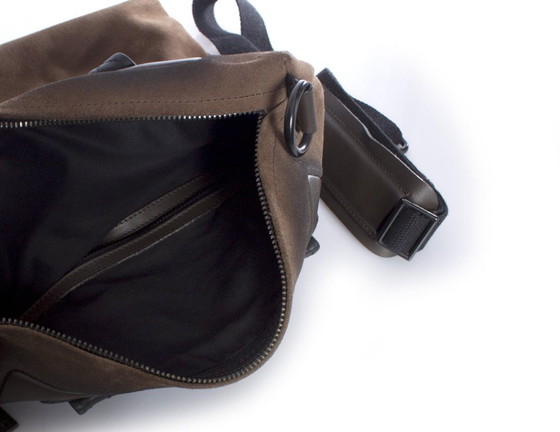 Image 1 of Borsa Diesel Black Gold in pelle scamosciata marrone con tracolla.