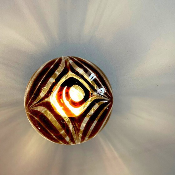 Image 1 of Portugese Art Deco revival hanglamp met bruine, handgeblazen glazen bol in spiraalvorm van Marinha Grande, jaren 60.