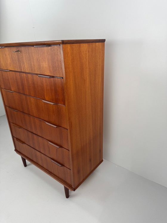 Image 1 of Dänische Teakholzkommode – Elegante Handwerkskunst der Mitte des 20. Jahrhunderts