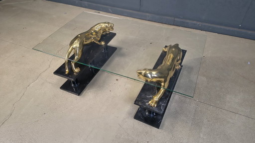Mesa de centro con forma de jaguar, hecha de latón y mármol, década de 1970.