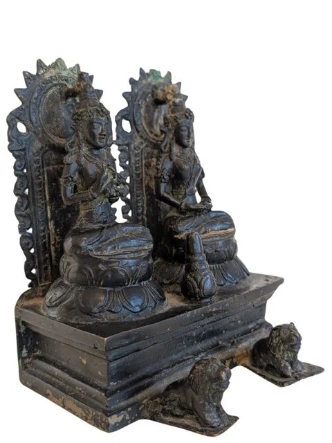 Antico Altare Domestico Nepalese in Bronzo Shiva e Parvati con Oro – Vetrine, Bronze, Gold (photo 2 of 9)
