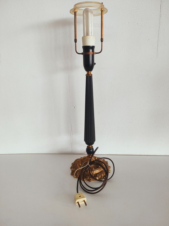 Imperial / Baroque (style) table lamp with fluted wooden stand & brass base – Other (photo 3 of 14)