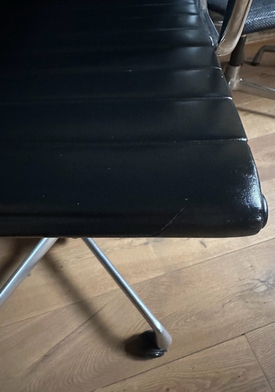 Vitra Eames EA 117, Office chairs, Leather, Plastic, Black (photo 2 of 5)