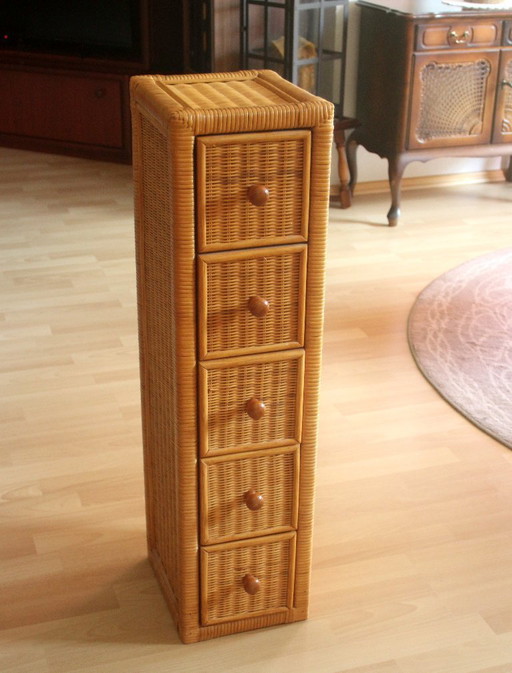 Mobiletto/mensola/credenza di piccole dimensioni realizzato in bambù e legno di rattan.