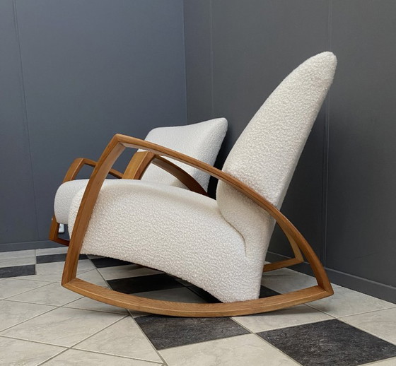 Image 1 of Deux grands fauteuils à bascule très confortables, retapissés en bouclette blanche.