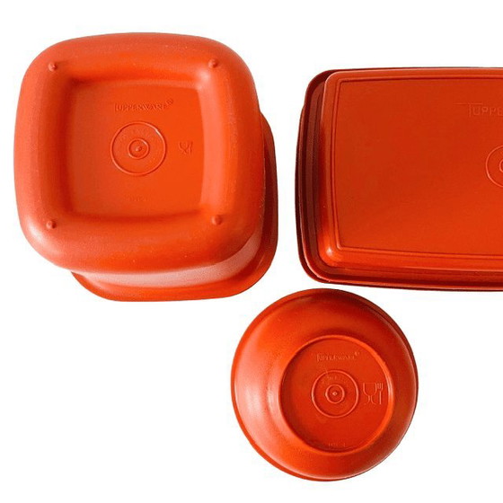 Image 1 of Vintage Tupperware set zes oogstkleur oranje roestbruine kommen opbergbakjes vershoudbakjes 1970's