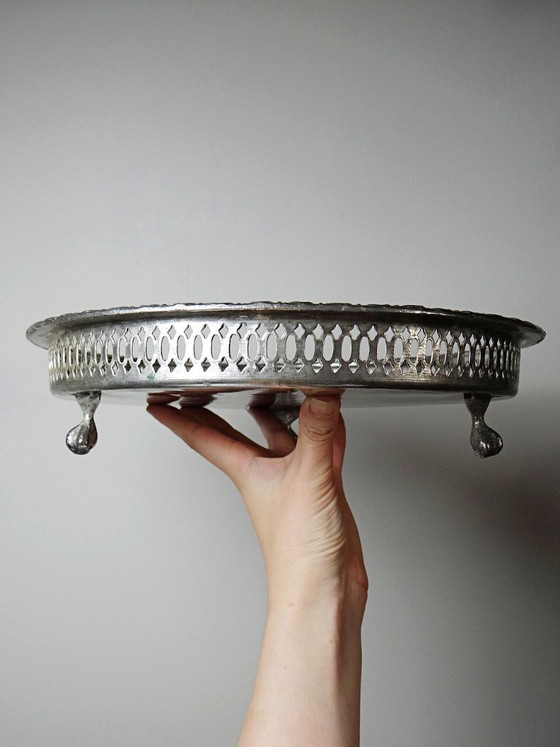 Image 1 of Klein Marokkaans theeblad op driepoot van verzilverd metaal, met vintage gebeitelde decoratie.