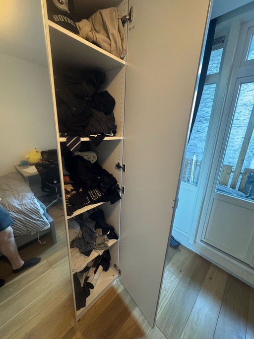 1 armoire, 2 x lit simple, commodes 4 tiroirs, commode 3 tiroirs, 1 grande commode