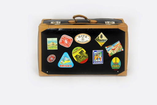 Maleta de cuero vintage con pegatinas originales, década de 1950.