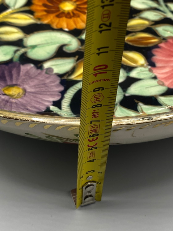 Grande piatto decorativo, in ceramica Monaco, con decorazione floreale policroma su sfondo nero. – Stoviglie (photo 6 of 6)