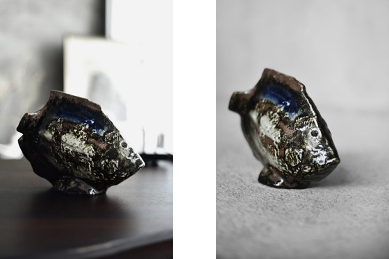 Image 1 of Figurine de poisson vintage scandinave moderne du milieu du siècle en grès brun et cobalt par Carl-Harry Stålhane pour Rörstrand