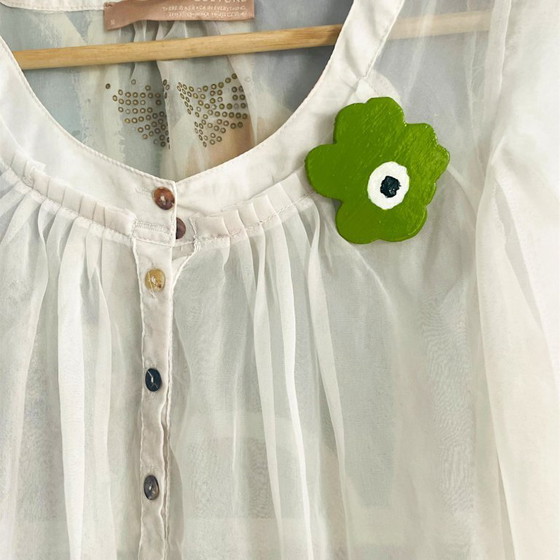 Image 1 of Broche flor verde woden estilo Marimekko hecho a mano